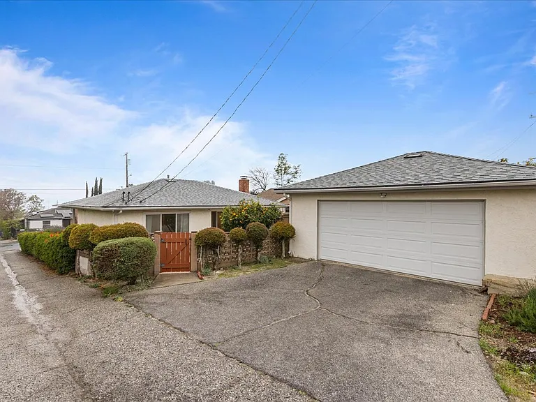 10602 Helendale Ave — Photo 18