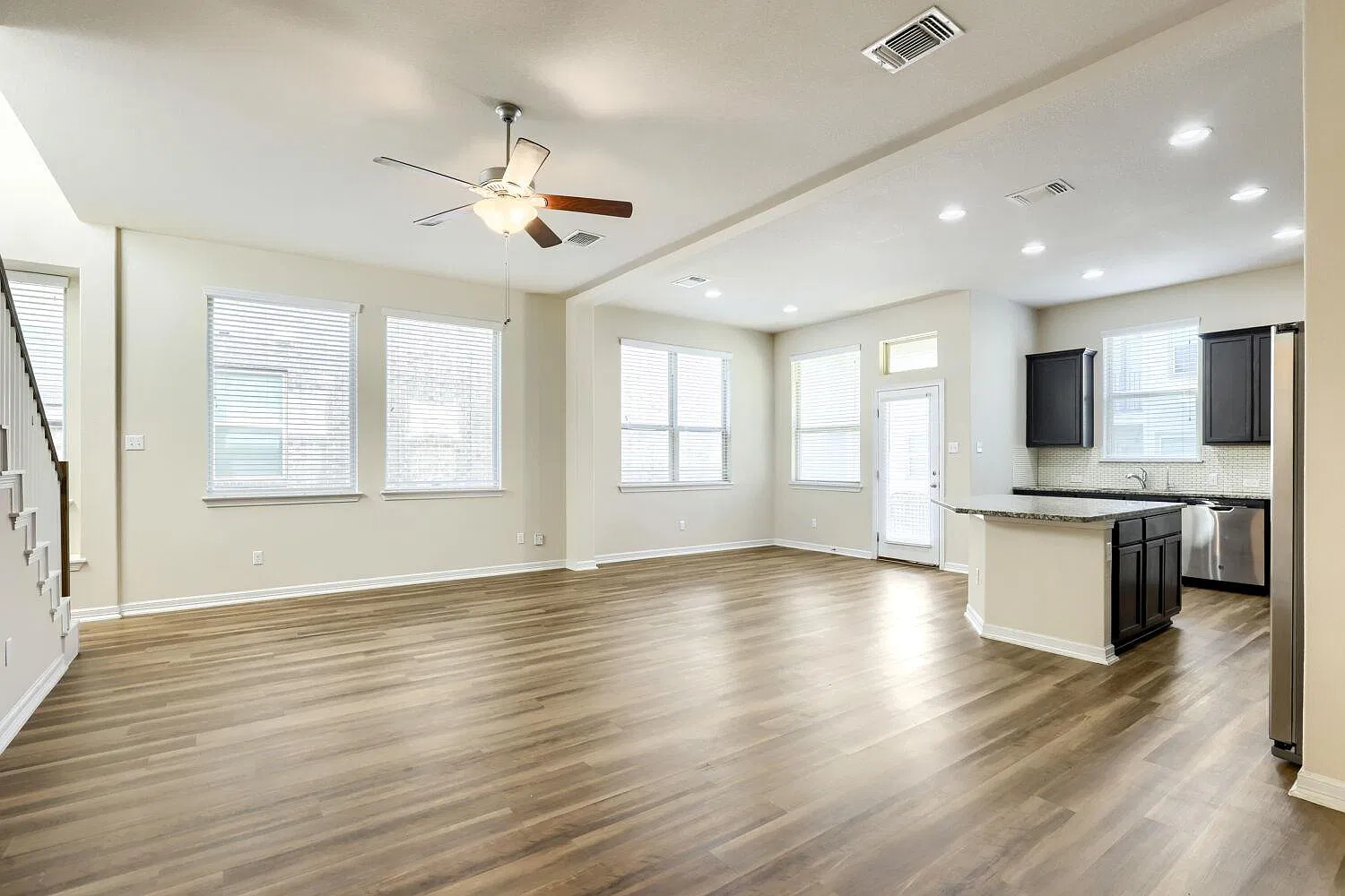 3 bed, 2.5 bath, 1924 sqft, $2,000 — Photo 2