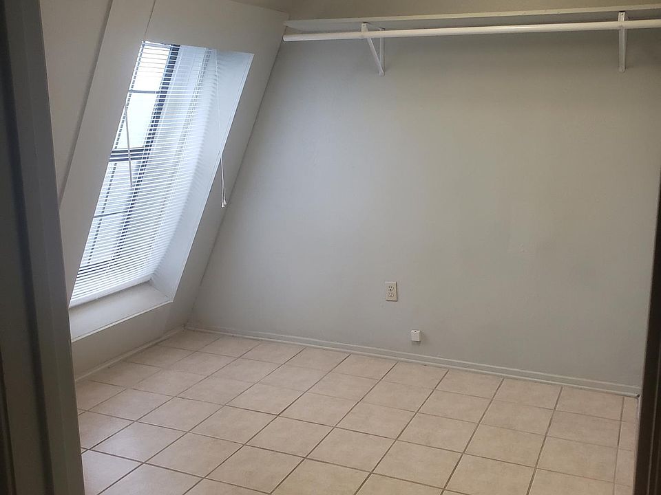 1st image of 928 Waco St #10