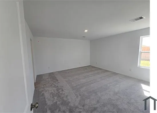 4 bed, 1760 sqft, $2,400 — Photo 3