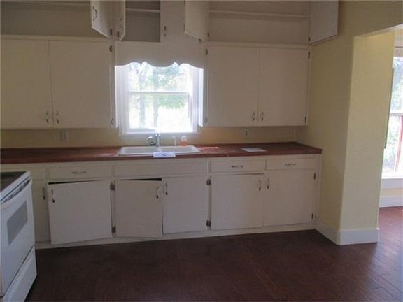 3rd image of 323 Cedar Ln
