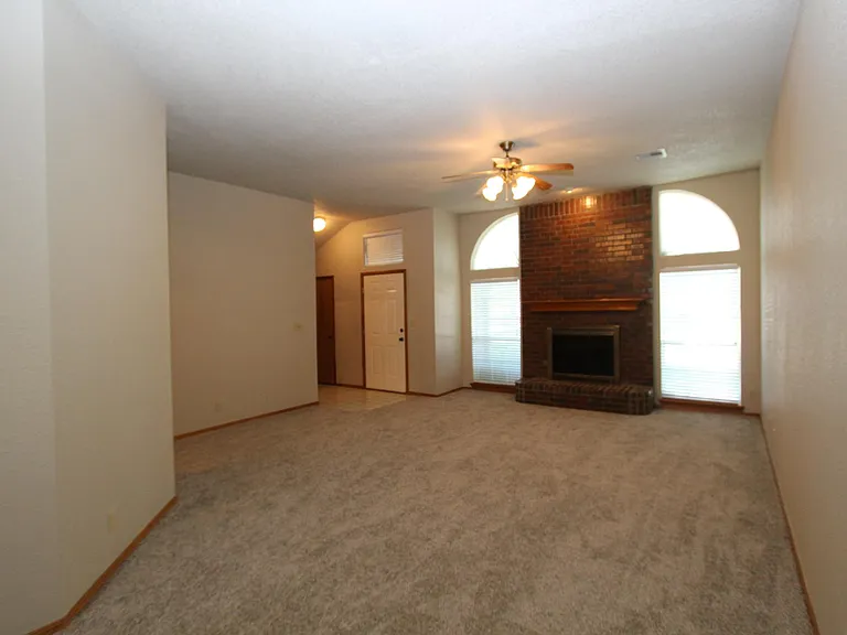 10035 S 94th Ave E — Photo 2