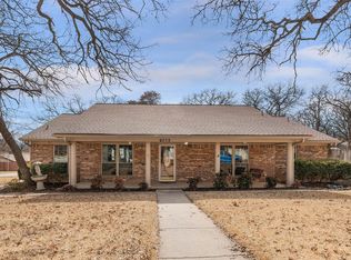 6752 Ridgewood Dr, North Richland Hills, TX 76182