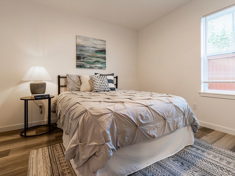 Cozy bedroom (staged, not furnished)