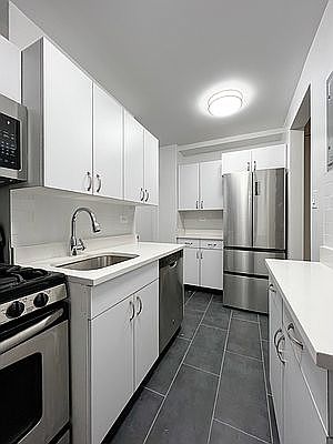 4th image of 25 W 68th St #2