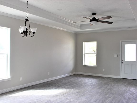 4th image of 1695 Roberts St