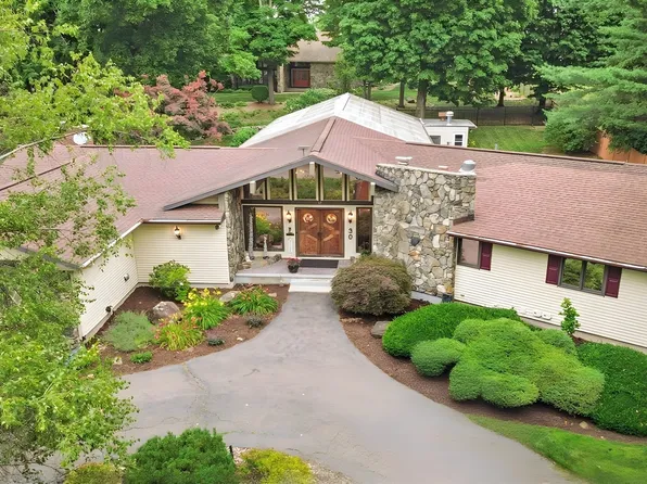 30 Dicsal Ln, Holyoke, MA 01040