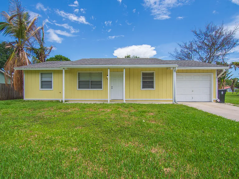 205 SW Voltair Ter — Photo 1