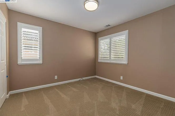 5 bed, 2700 sqft, $5,300 — Photo 4