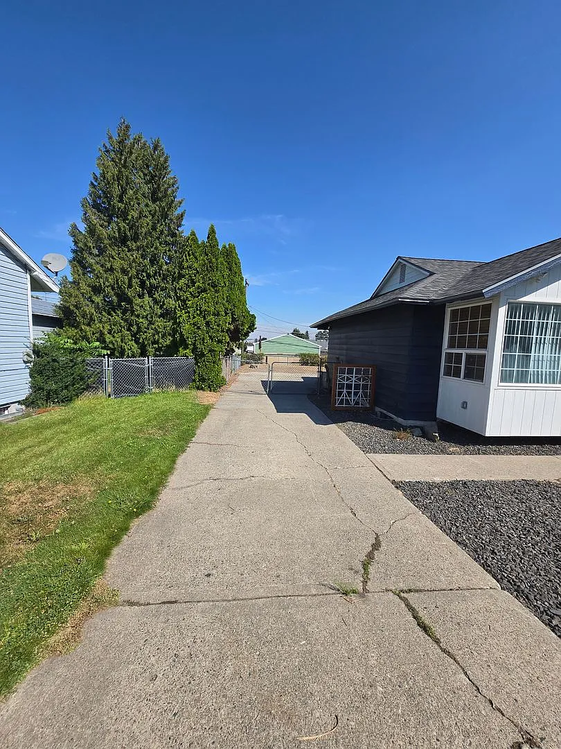 $2,195 / Beautiful House! 1800 sq ft 4br 2 bath with large fenced yard. — Photo 2