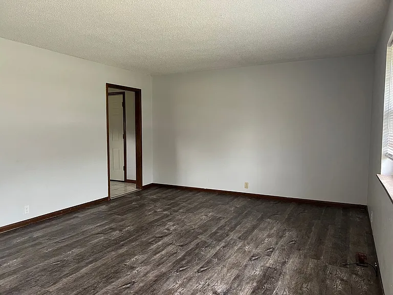 3329-3331 Hawthorn Dr — Photo 1