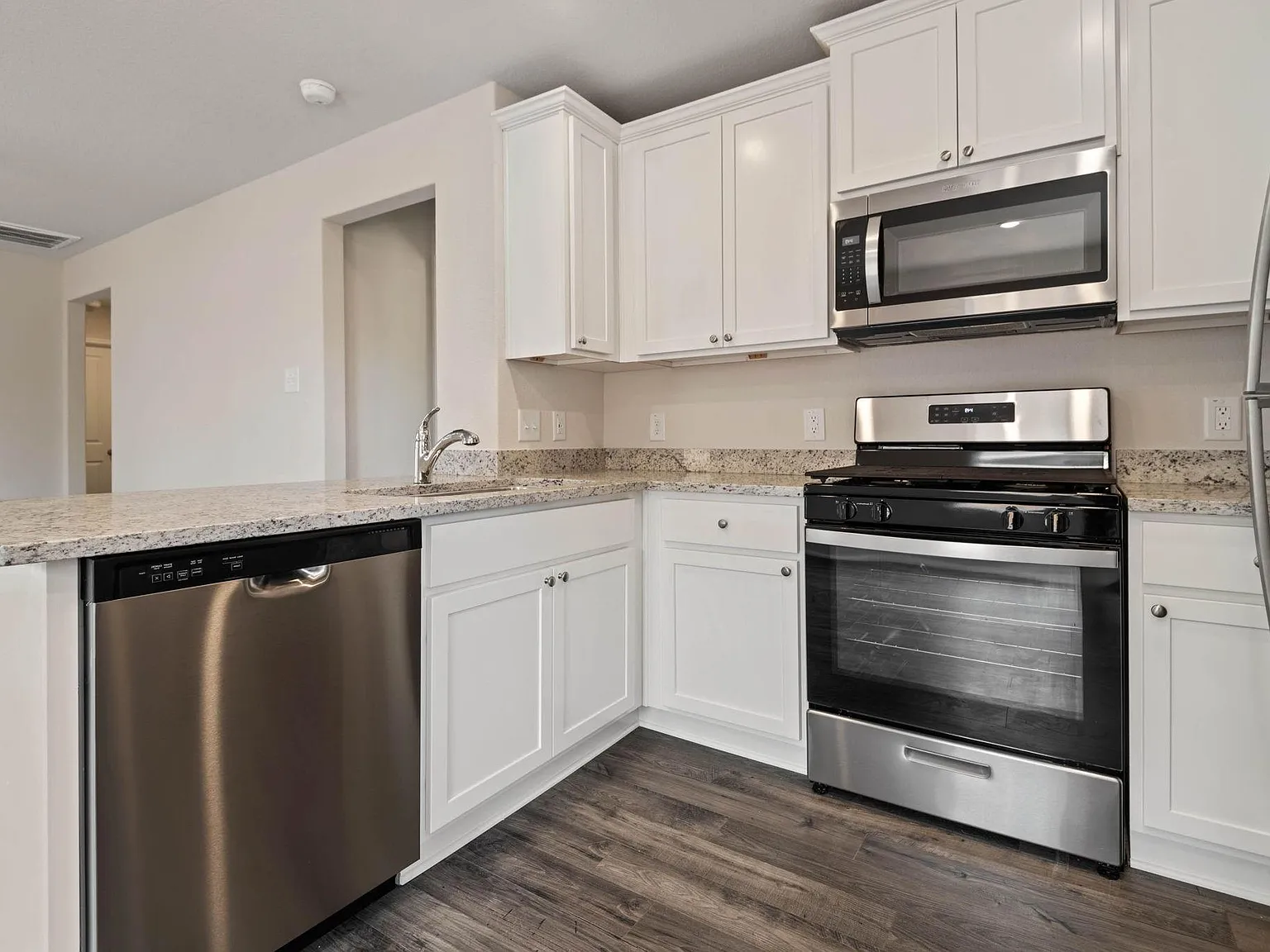 3 bed, 3.5 bath, 1076 sqft, $2,035 — Photo 4