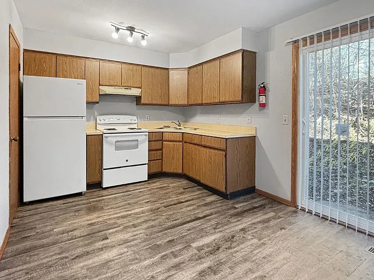 451 Lincoln Ave — Photo 2