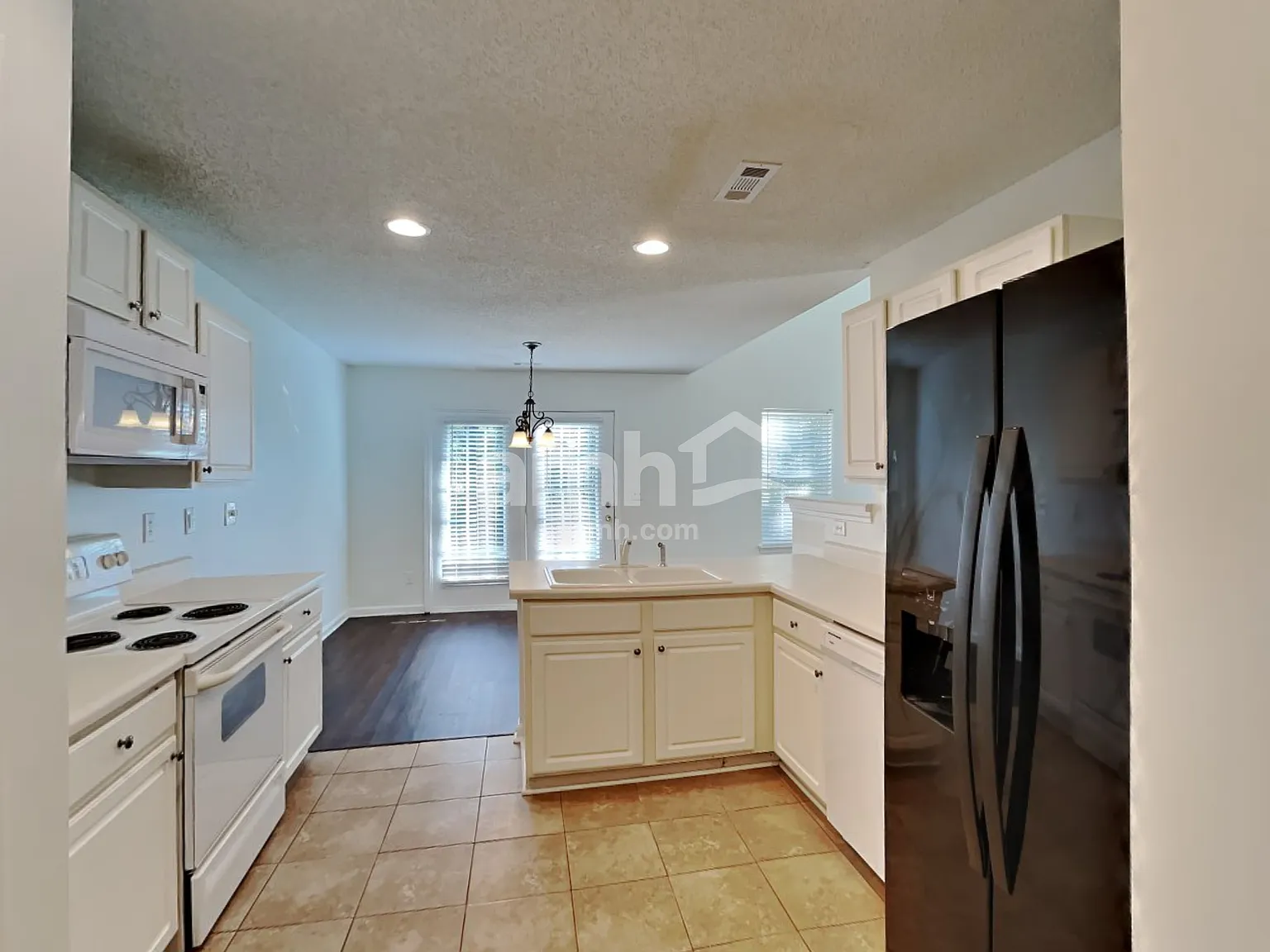 3 bed, 2.5 bath, 1612 sqft, $1,860 — Photo 4