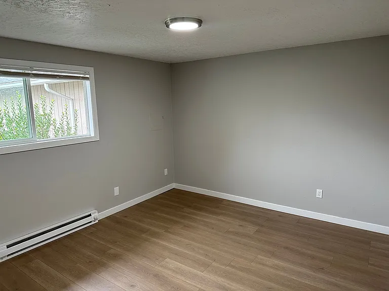 325 SW Academy St — Photo 8