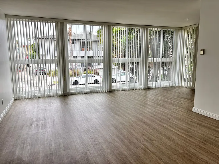928 S Sherbourne Dr — Photo 1
