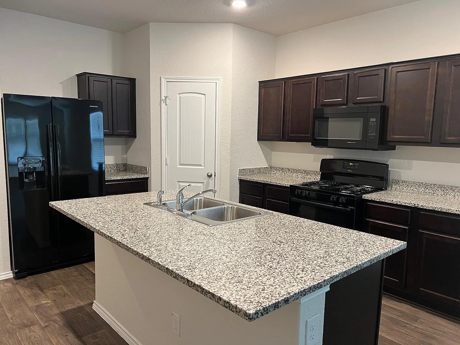 4 bed, 2.5 bath, 2162 sqft, $2,100 — Photo 3