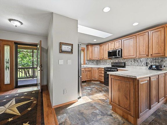 4th image of 172 W Pine St