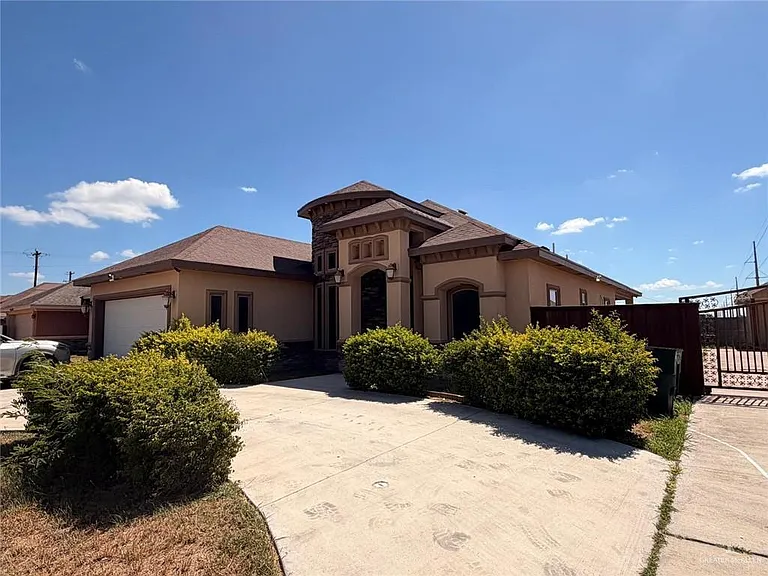 5200 N Huisache Ave — Photo 1