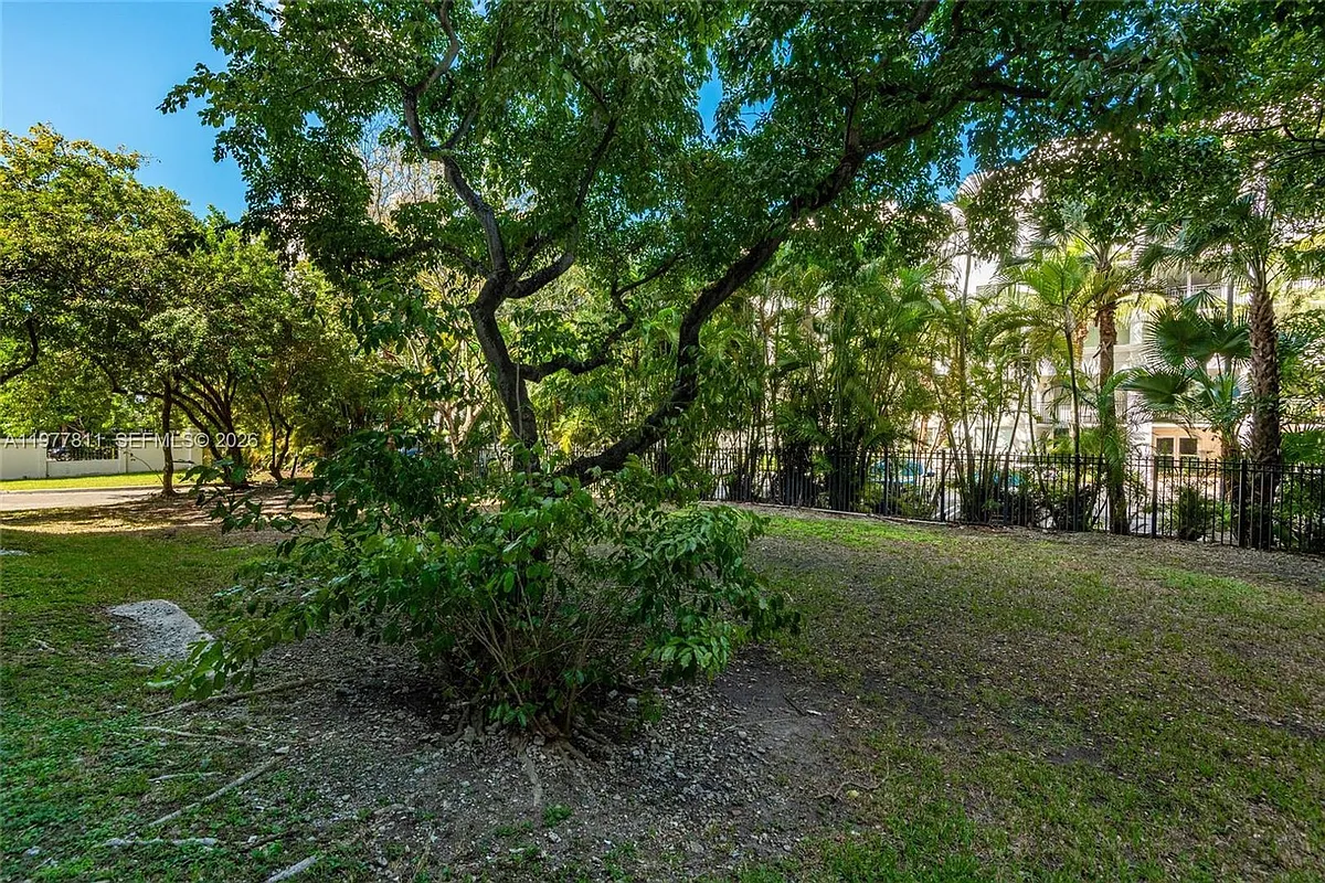 Building Photo - 17021 N Bay Rd #102