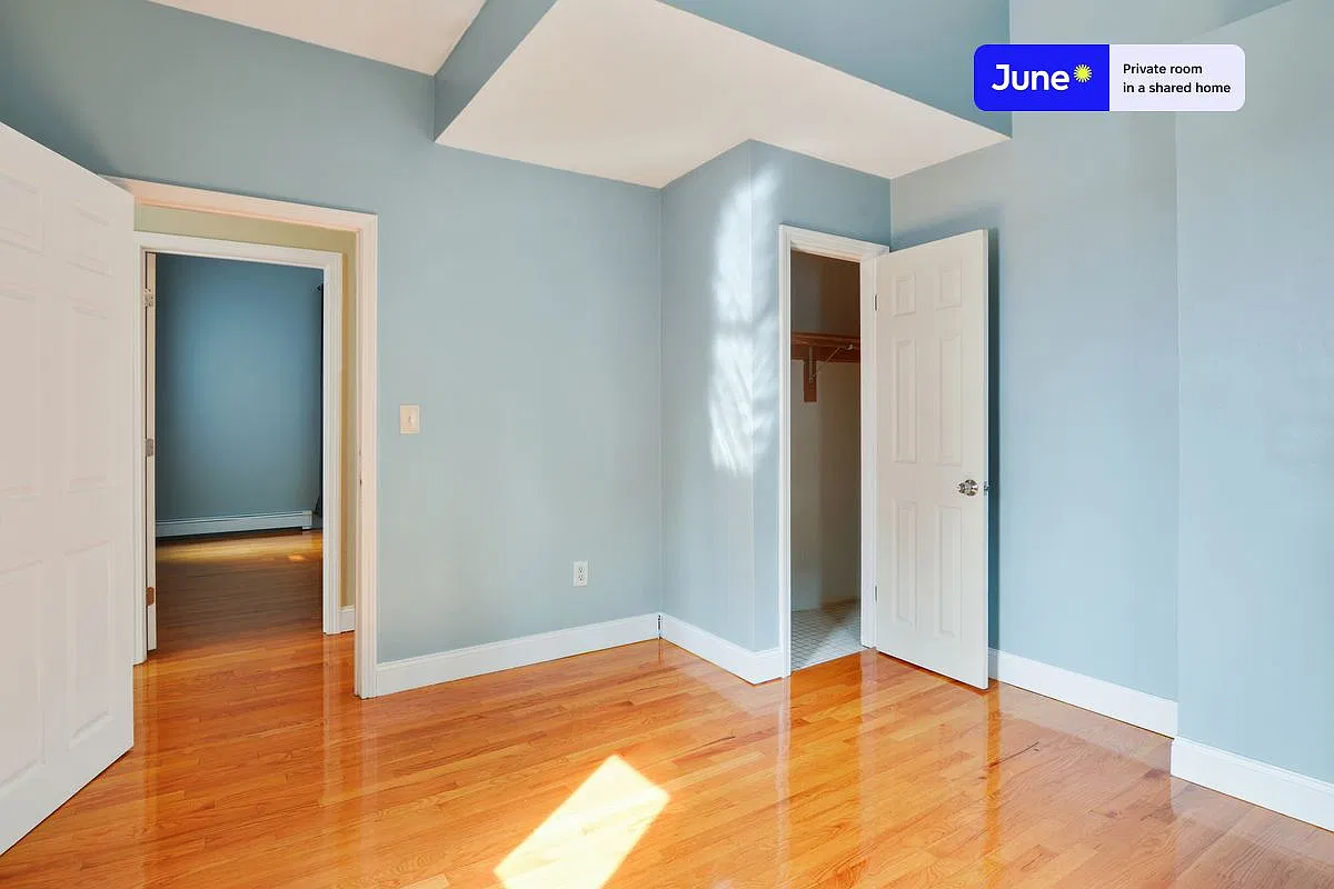 Queen bedroom in 4 bed/2 bath home in Allston #534 B — Photo 4
