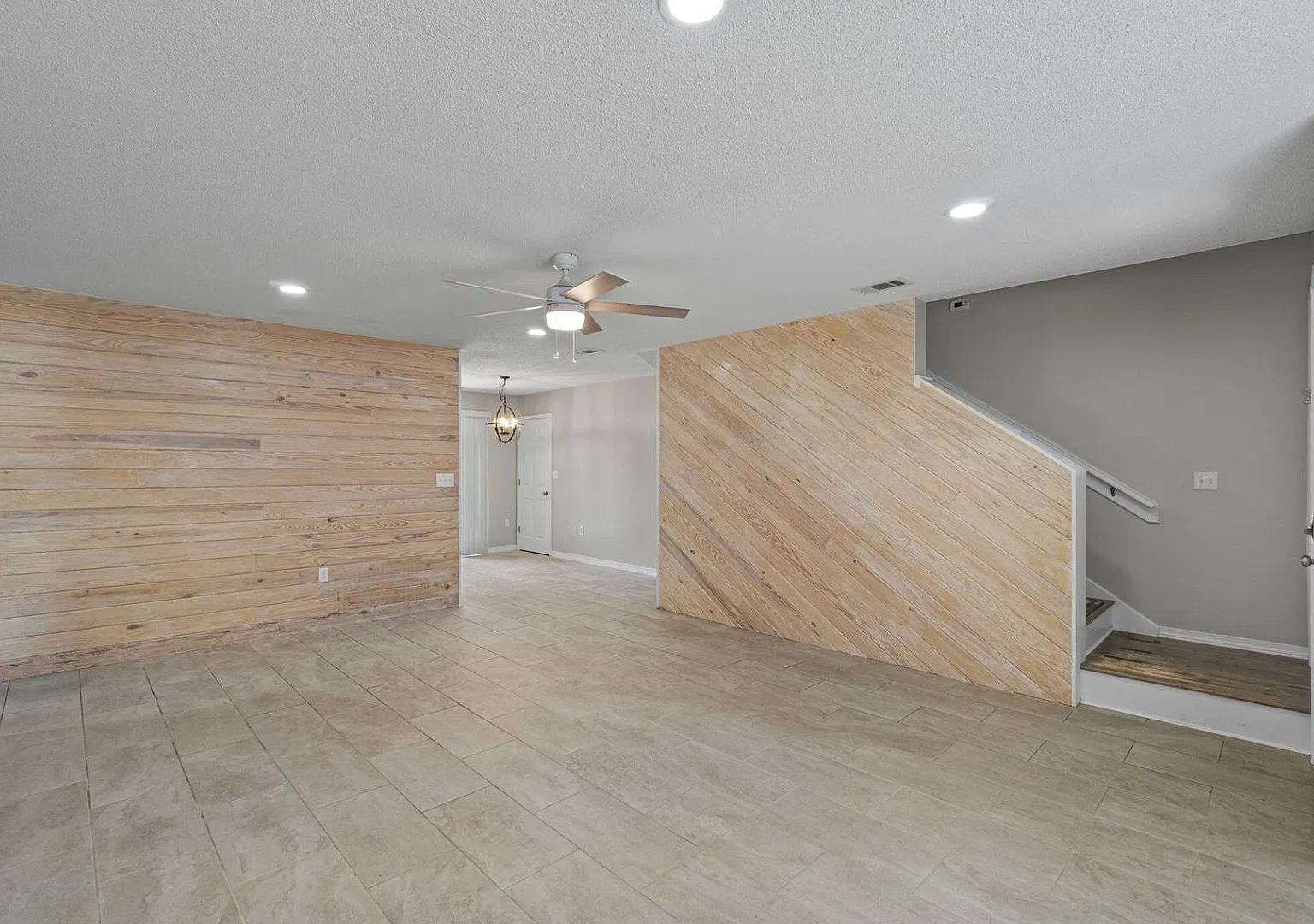 South Crestview Home — Photo 4