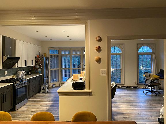 Kitchen with great natural light during daytime. (pictures taken during night)