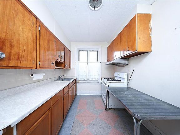 4th image of 2176 E 13th St