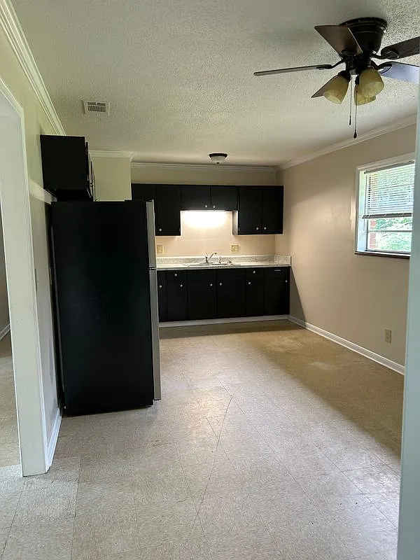 3 bed, 1.0 bath, 1150 sqft, $800 — Photo 3