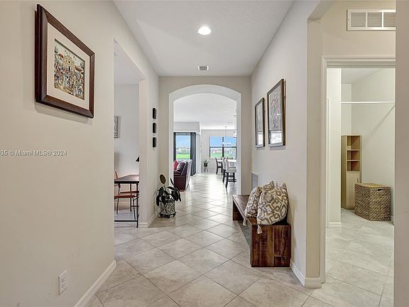 3rd image of 652 SE Monteiro Dr