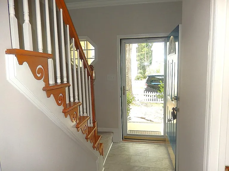 211 Bridgepath Dr — Photo 2