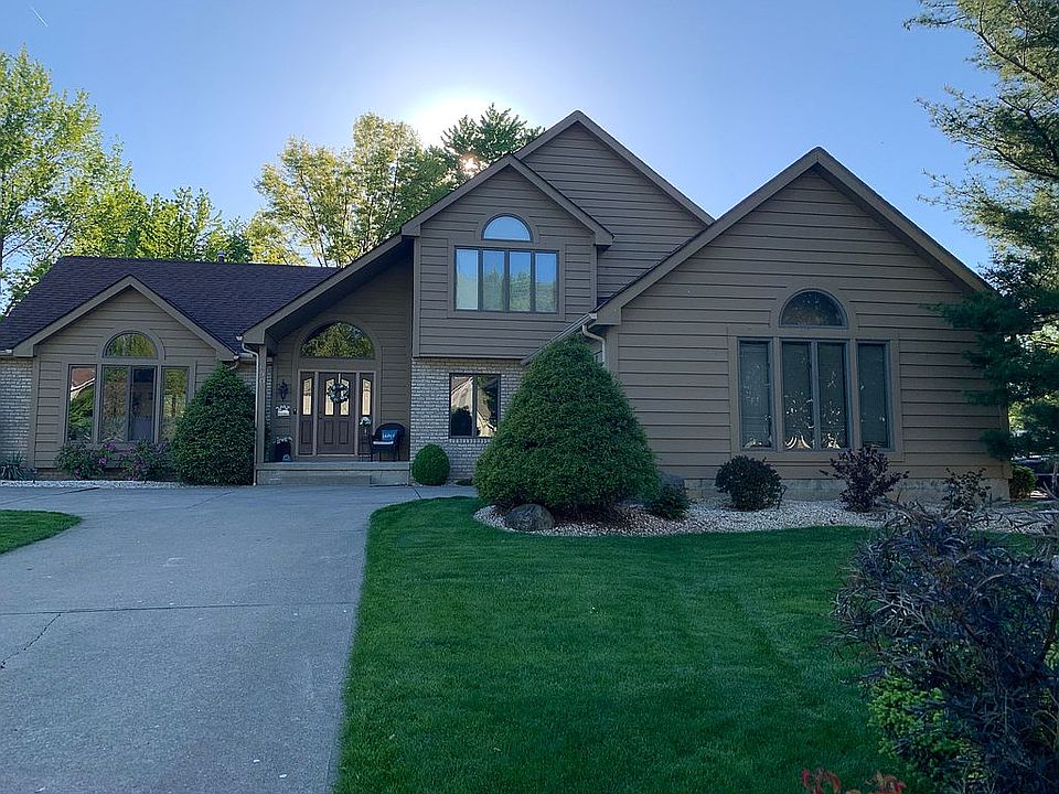 1st image of 690 Blossom Dr