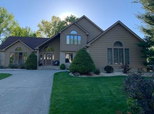 690 Blossom Dr, Amherst, OH 44001