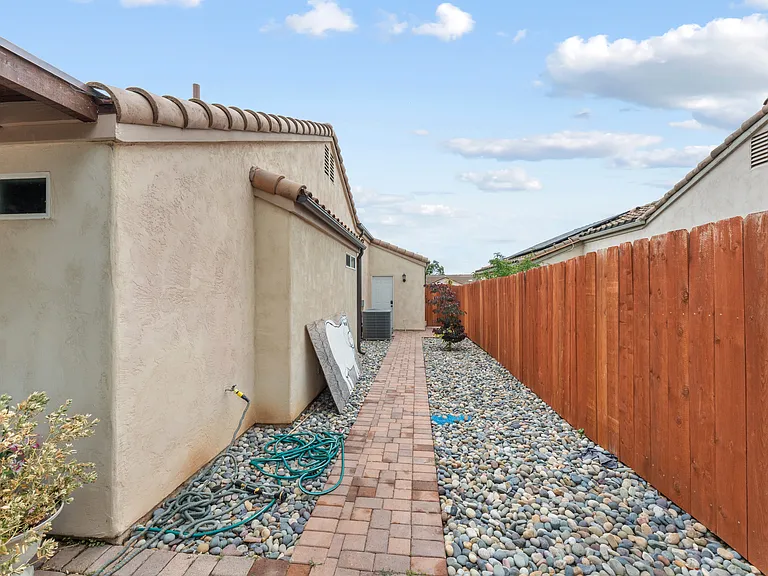 1326 Linsay Pl — Photo 24