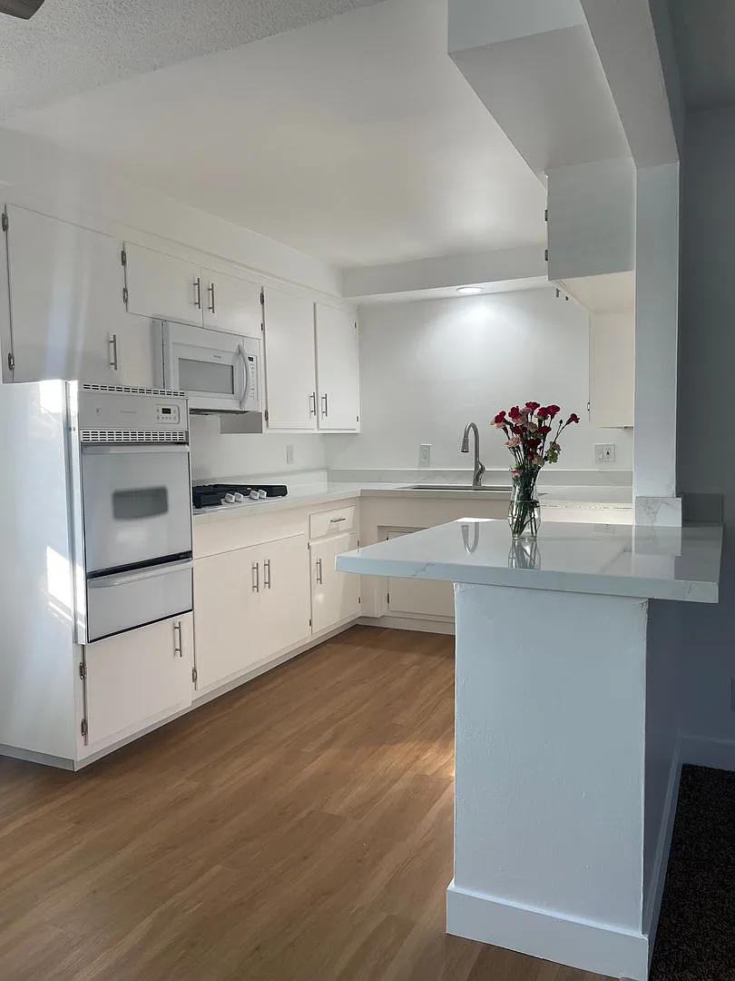 Walnut St. Apts. — Photo 2