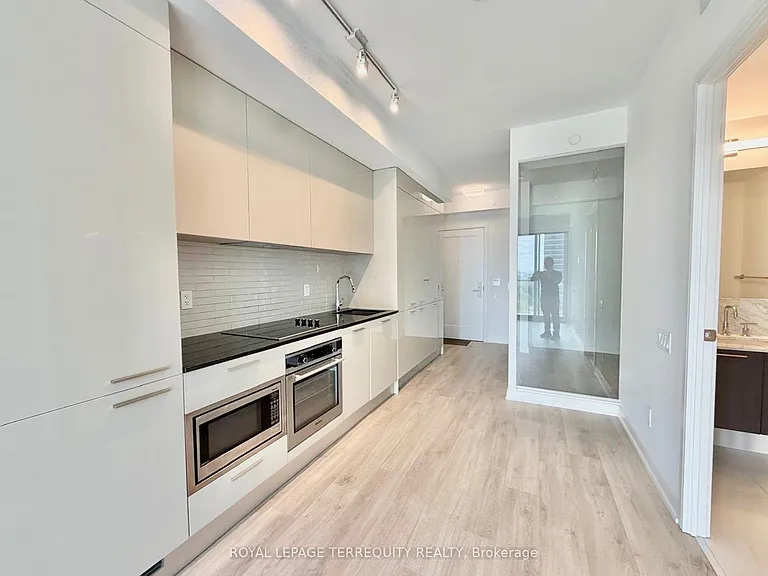 3 Gloucester St #1611 — Photo 3