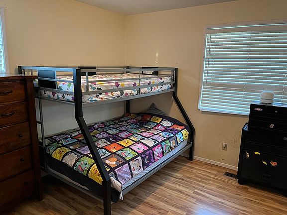 5th image of 136 NE Wildwood Way