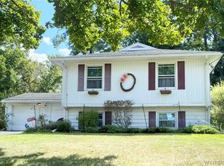 18 Pickthorn Dr, Batavia, NY 14020