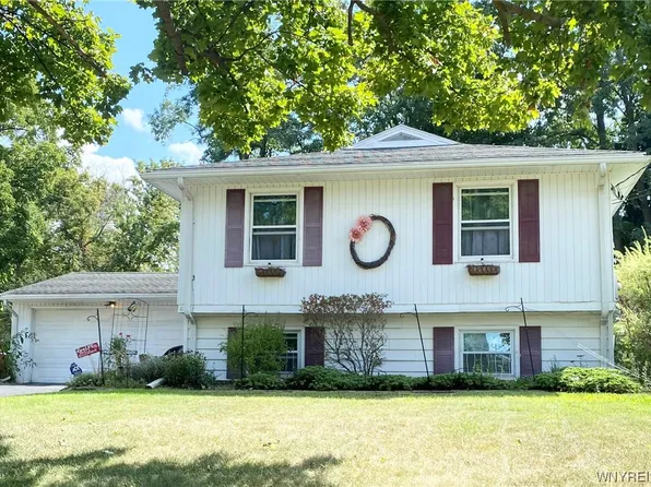 18 Pickthorn Dr, Batavia, NY 14020