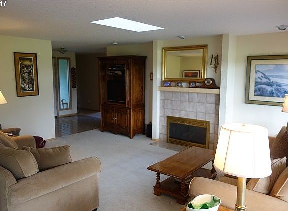4th image of 3203 SE Balboa Dr