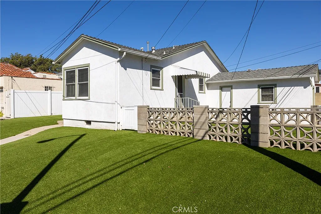 2 bed, 824 sqft, $3,700 — Photo 2
