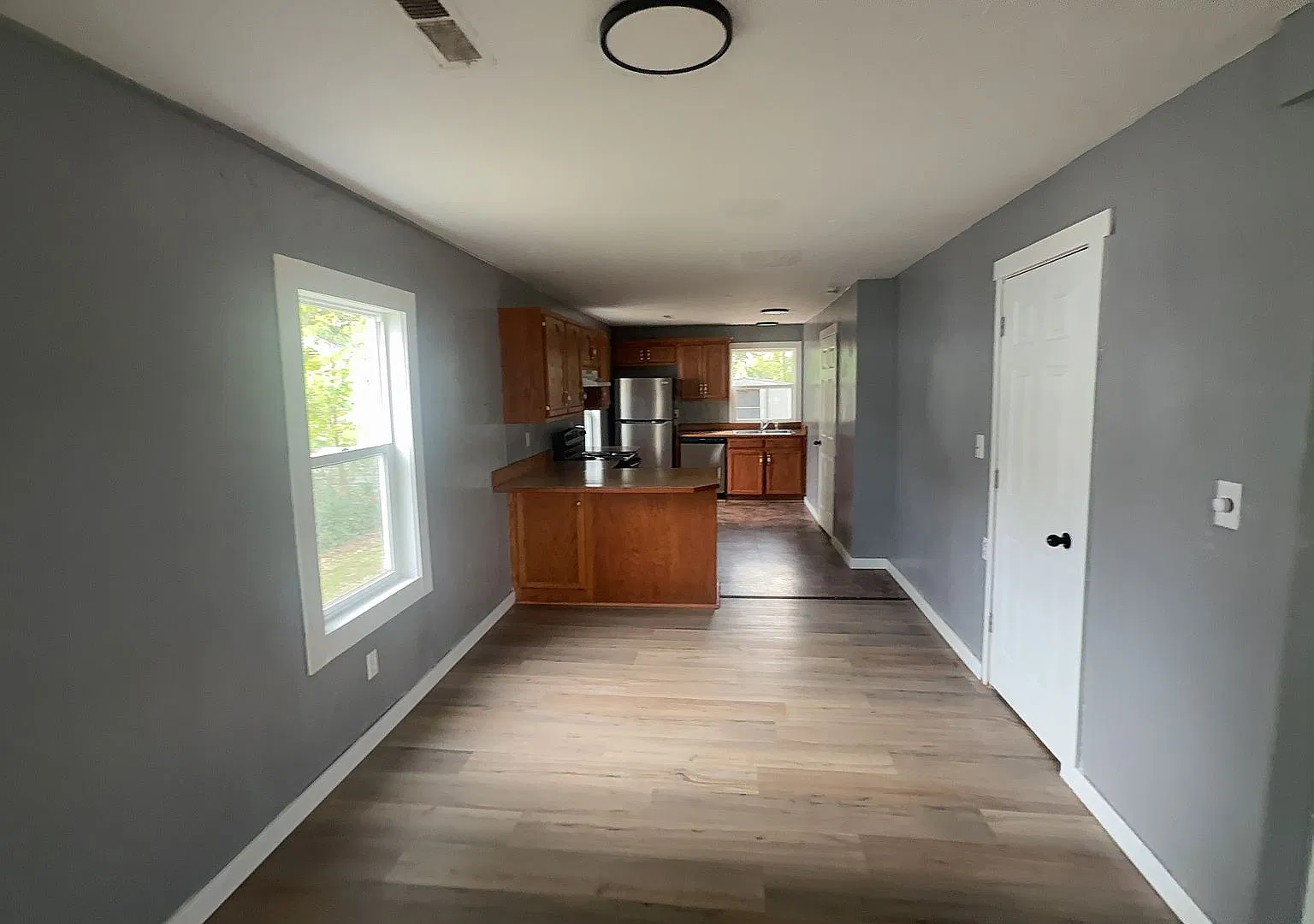 Beautiful 3 bedroom 1 full bath home available now! — Photo 4