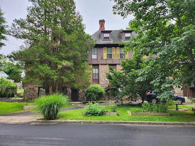1076 Forest Rd #4 — Photo 4
