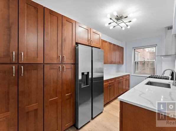 550 Grand Street image 3 of 20