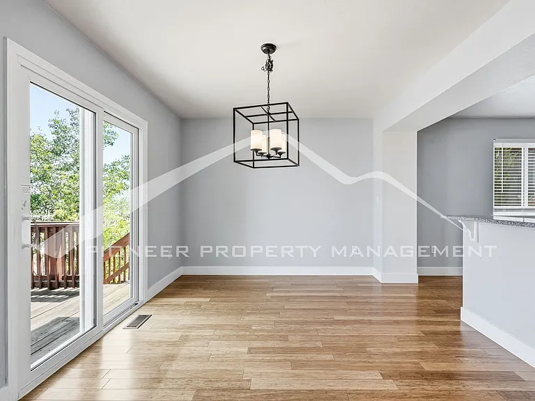 333 Sanders Cir — Photo 5