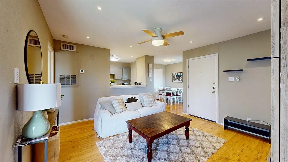 2 bed, 890 sqft, $1,200 — Photo 4
