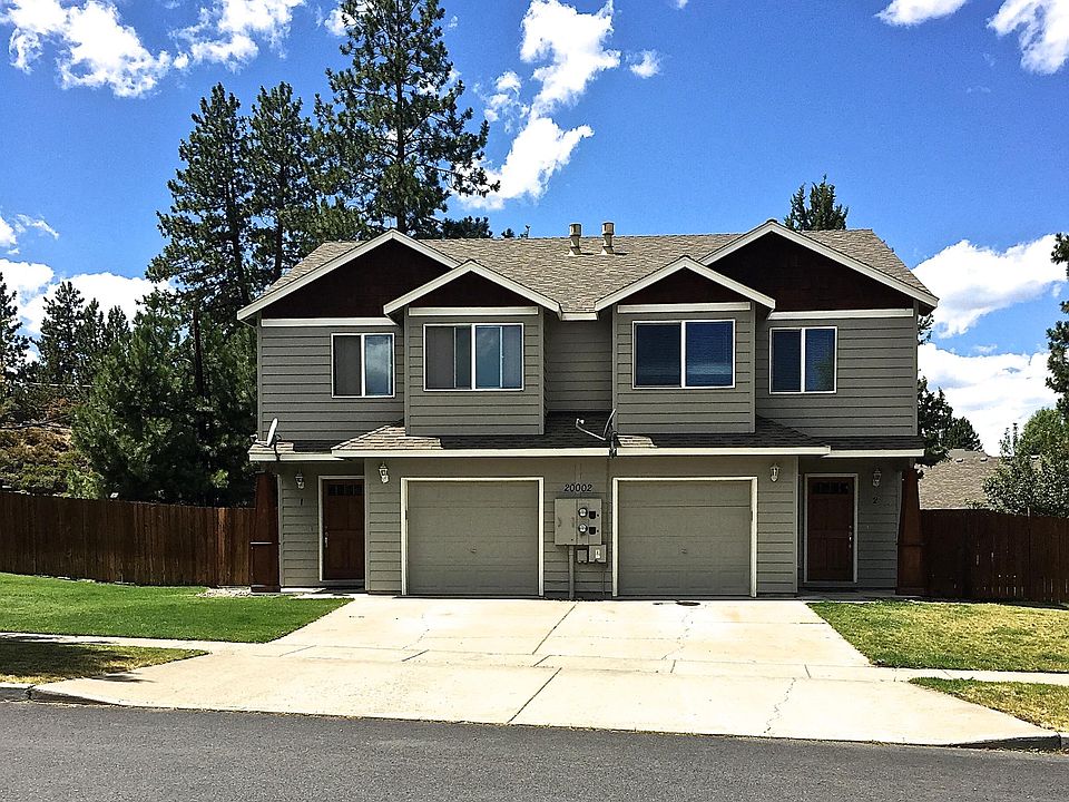 Beautiful townhouse style duplex - both units will be ready for move-in on January 20th.