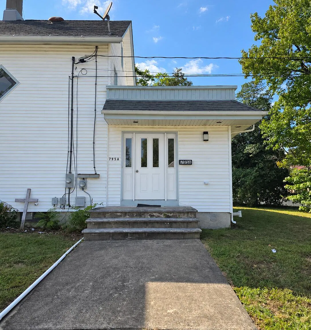3 bed, 3863 sqft, $2,500 — Photo 1