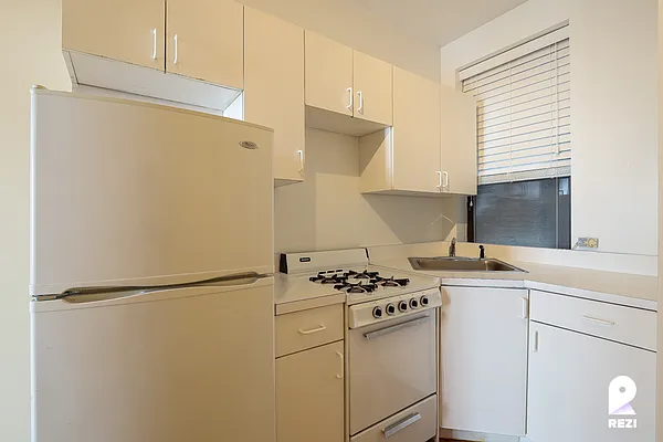 Rented by REZI | media 9
