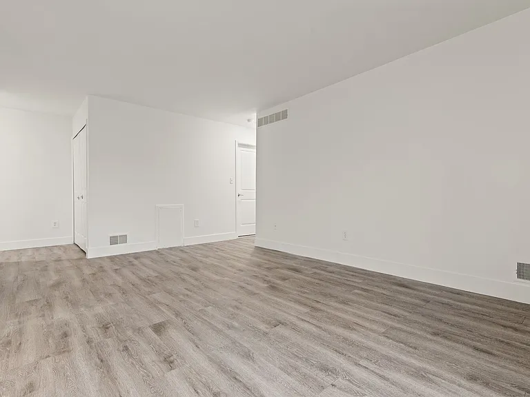 Carriage Hill Apartments - Dearborn Heights, MI — Photo 14